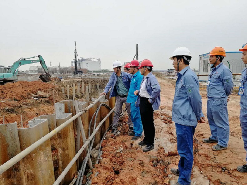 2018年4月23日，股份公司副總裁、科技公司總經理李漢初檢查南區事故水池施工現場.jpg